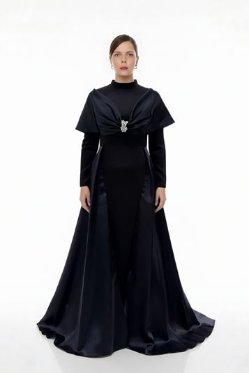 Vestido de noche de talla grande con cuello halter y capa